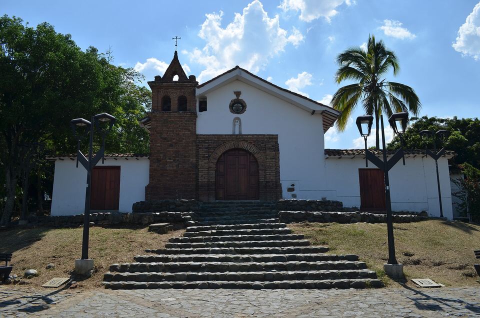 Capilla de San Antonio, de ladrillo y muros blancos, con su escalinata de piedra y palmeras