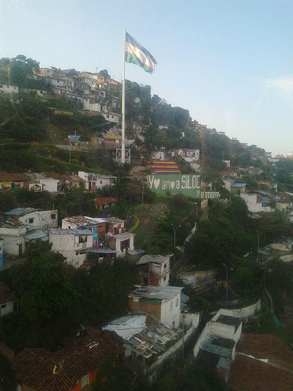 Casas de ladera de Siloé entre árboles, vistas desde el MIO Cable